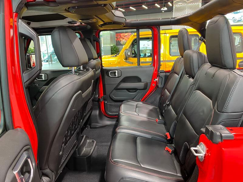 Jeep Wrangler Rubicon màu đỏ