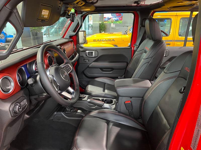 Jeep Wrangler Rubicon màu đỏ