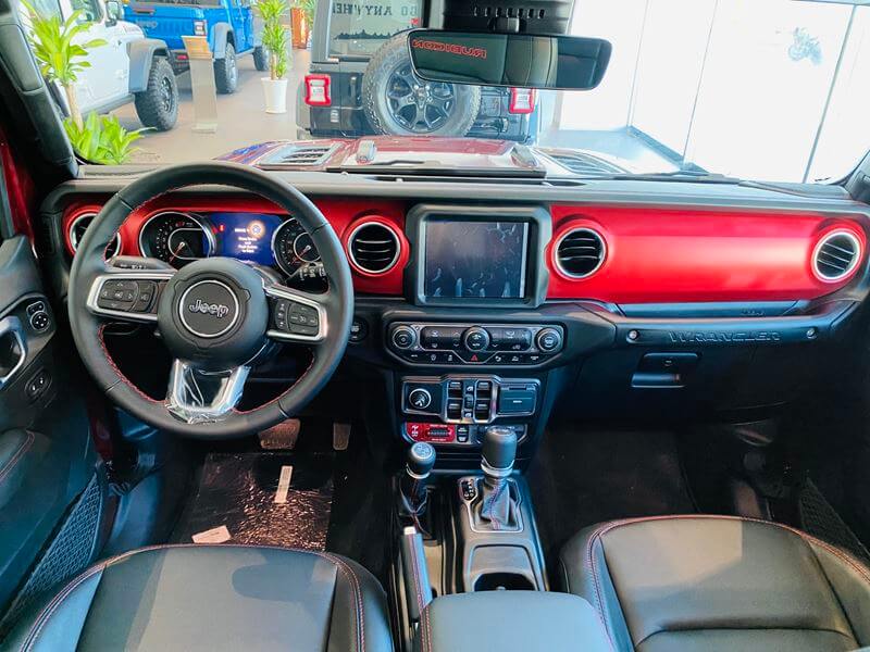 Jeep Wrangler Rubicon màu đỏ mận