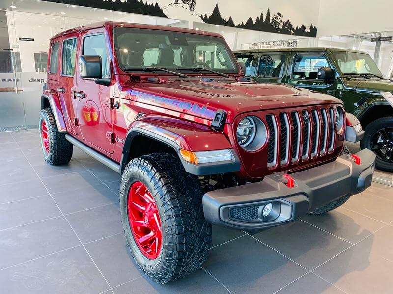Jeep Wrangler Rubicon màu đỏ mận