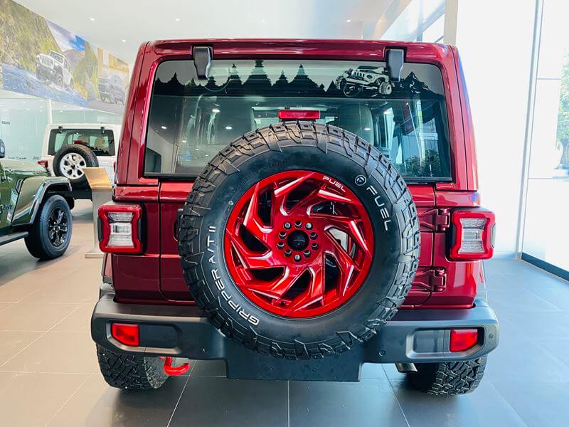 Jeep Wrangler Rubicon màu đỏ mận